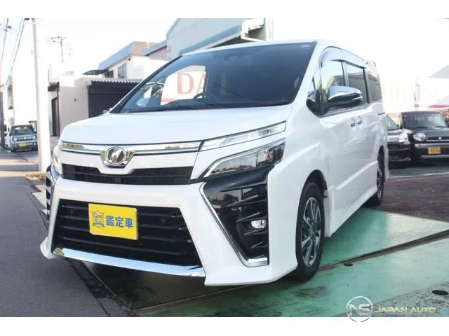 2020 Toyota Voxy, photo 1 of 14