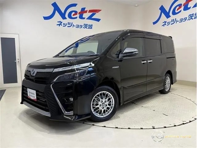 2020 Toyota Voxy, photo 1 of 20