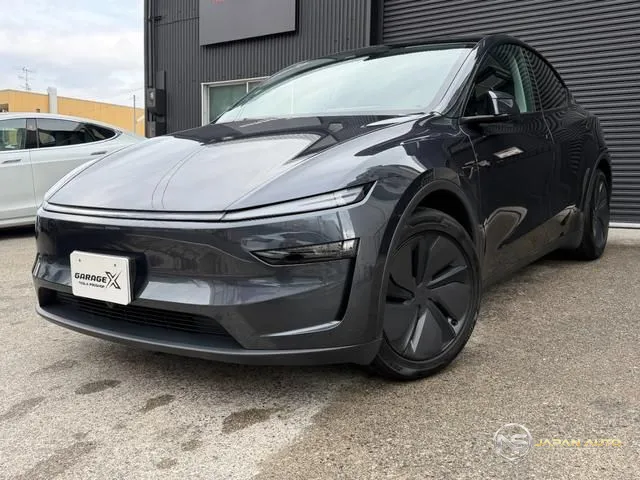 2025 Tesla Model Y, photo 1 of 20