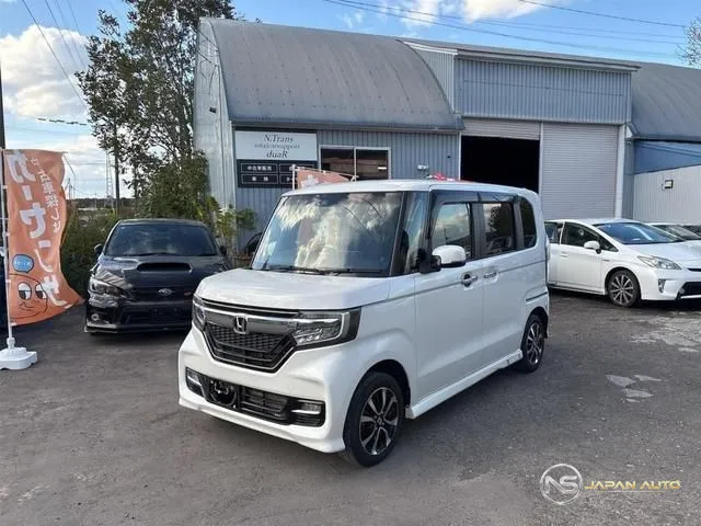 2017 Honda N-Box Custom, photo 1 of 12