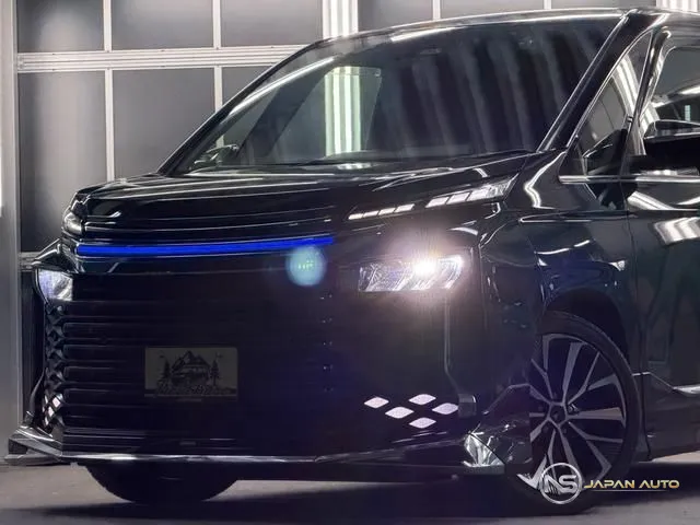 2023 Toyota Voxy, photo 1 of 20