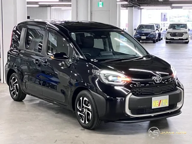 2024 Toyota Sienta, photo 1 of 20