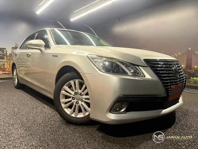 2013 Toyota Crown Hybrid Royal Saloon