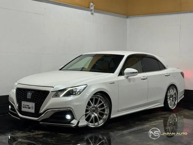 2013 Toyota Crown Hybrid Royal Saloon