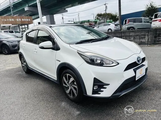 2017 Toyota Aqua, photo 1 of 20