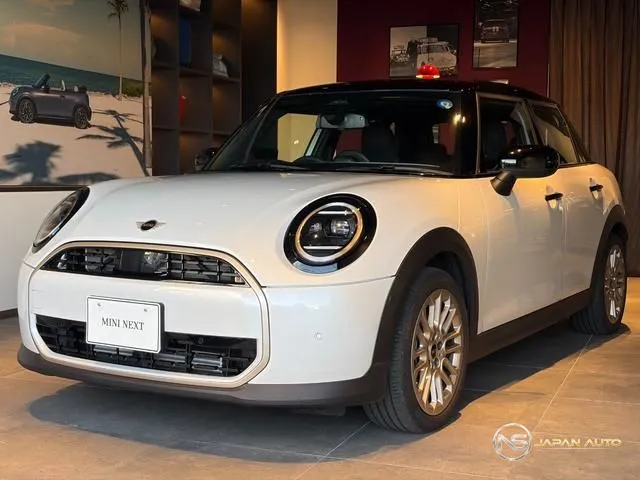 2026 MINI Mini Cooper C Favoured Trim