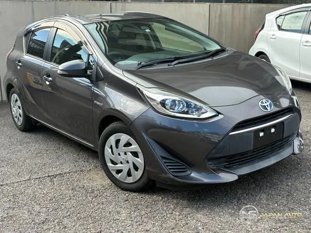 2017 Toyota Aqua, photo 1 of 20