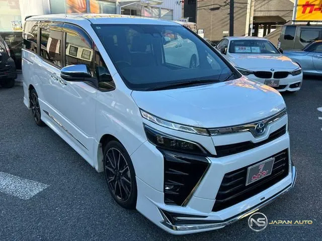 2022 Toyota Voxy, photo 1 of 20